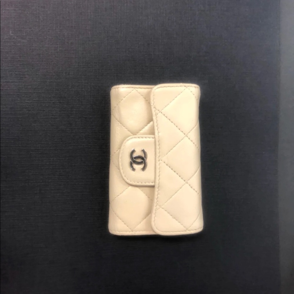 *sold*Authentic Chanel Beige Lambskin 6 Key Holder